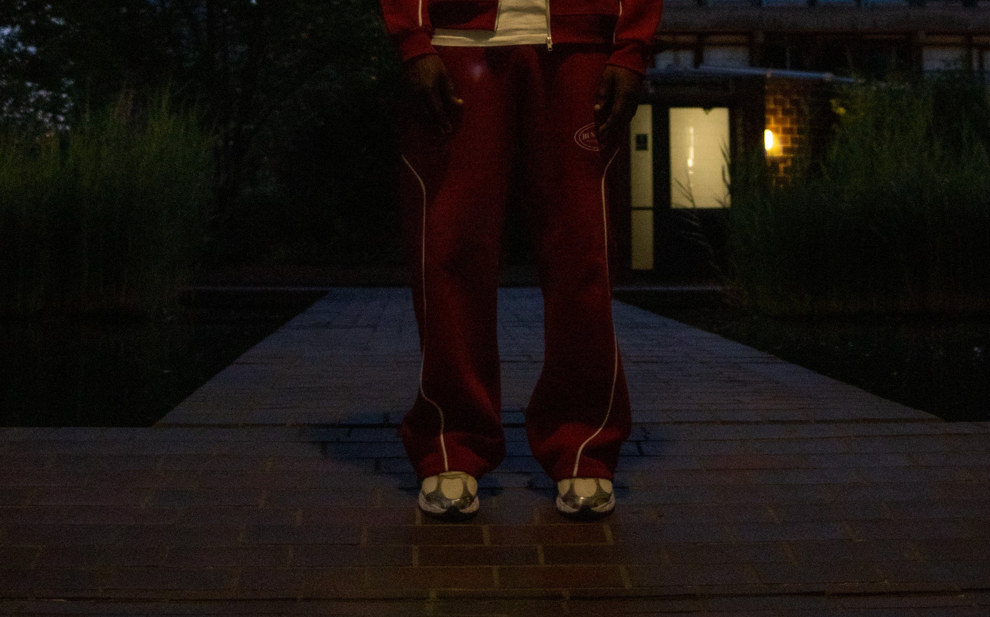 burgundy joggers men